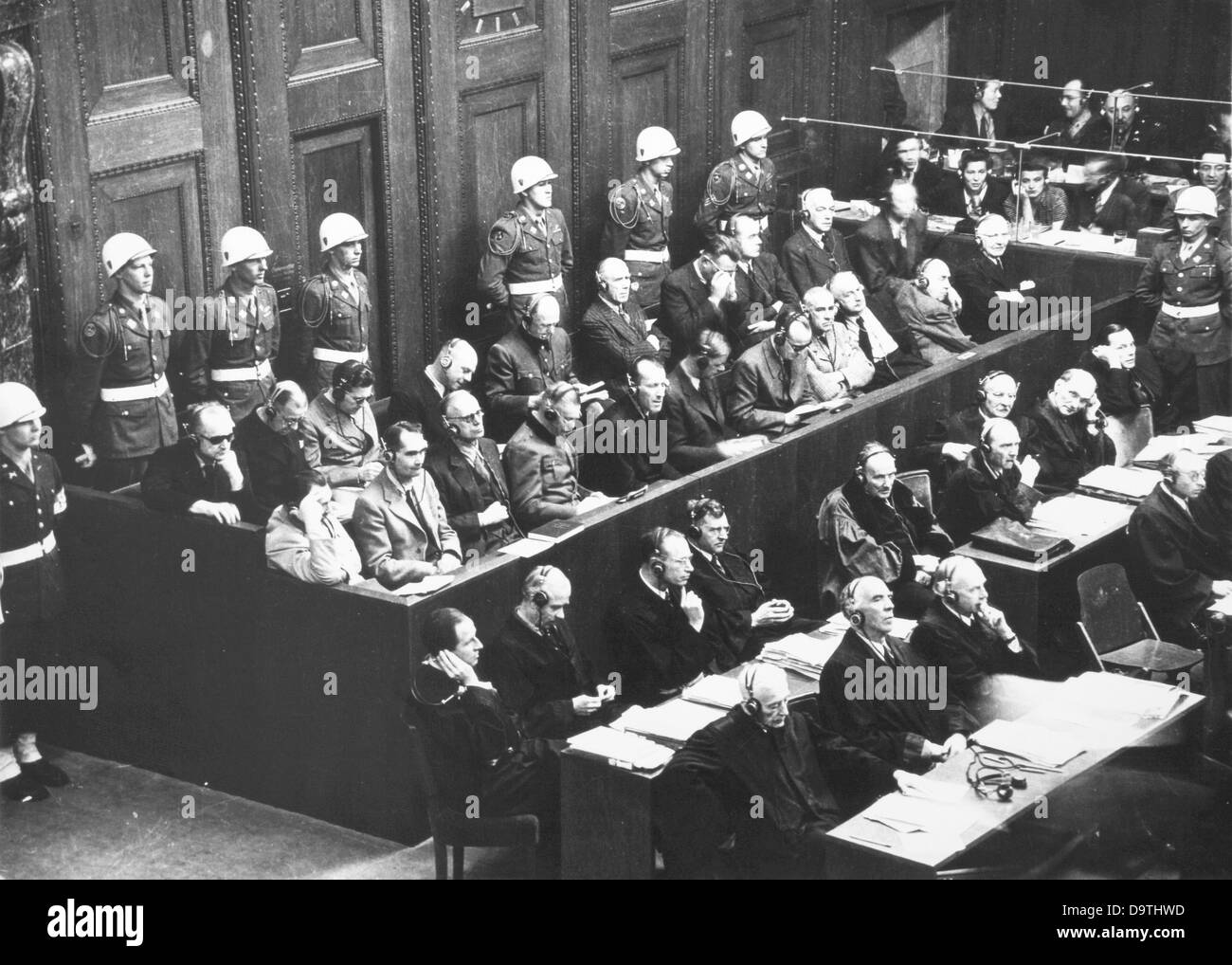 Principali imputati come criminali di guerra del regime nazista sono circondati da poliziotti militari al processo di Norimberga nel 1946. La prima riga sotto da sinistra.: Hermann Göring; Rudolf Hess, Joachim von Ribbentrop, Wilhelm Keitel, Ernst Kaltenbrunner, Alfred Rosenberg, Hans Frank, Wilhelm Frick, Julius Streicher, Walter Funk, Hjalmar Schacht. Seconda riga sopra da sinistra: Karl Dönitz, Erich Raeder, Baldur Von Schirach, Sauckel Fritz, Alfred Jodl, Franz von Papen, Arthur Seys-Inquart, Albert Speer, Konstantin von Neurath, Hans Fritsche. Foto: Yevgeny Khaldei Foto Stock