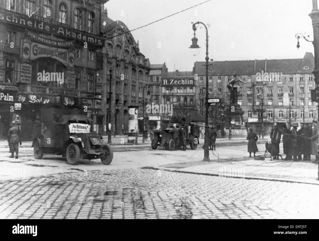 Rivoluzione tedesca 1918/1919: Le truppe governative bloccano l'Alexanderplatz con un veicolo blindato a Berlino, in Germania. Sullo sfondo è raffigurato il grande magazzino Tietzs con la scultura monumentale Berolina. Fotoarchiv für Zeitgeschichte Foto Stock