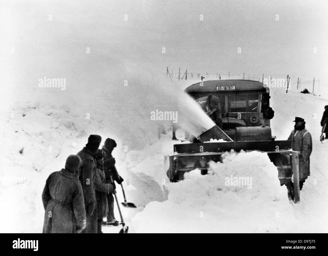 La Propaganda nazista! Sul retro dell'immagine si legge: "nowblowers e spazzaneve al lavoro. Spesso la caduta di neve hai girato la pista quasi impassibile. Immediatamente, sono i veicoli impiegati per effettuare il roaming per la strada per il traffico. Inarrestabile, la soffiante funziona il suo modo attraverso la neve profonda, che è gettato al margine della strada da un ventilatore.' immagine dal fronte orientale, 10 marzo 1944. L'attacco contro l'Unione Sovietica da parte del Reich tedesco è stato concordato nel luglio 1940 e preparato come il 'Operazione Barbarossa dal dicembre 1940. Il 22 giugno 1941, l'invasione da parte della Wehrmacht tedesca ha iniziato. Foto: Berlino Foto Stock