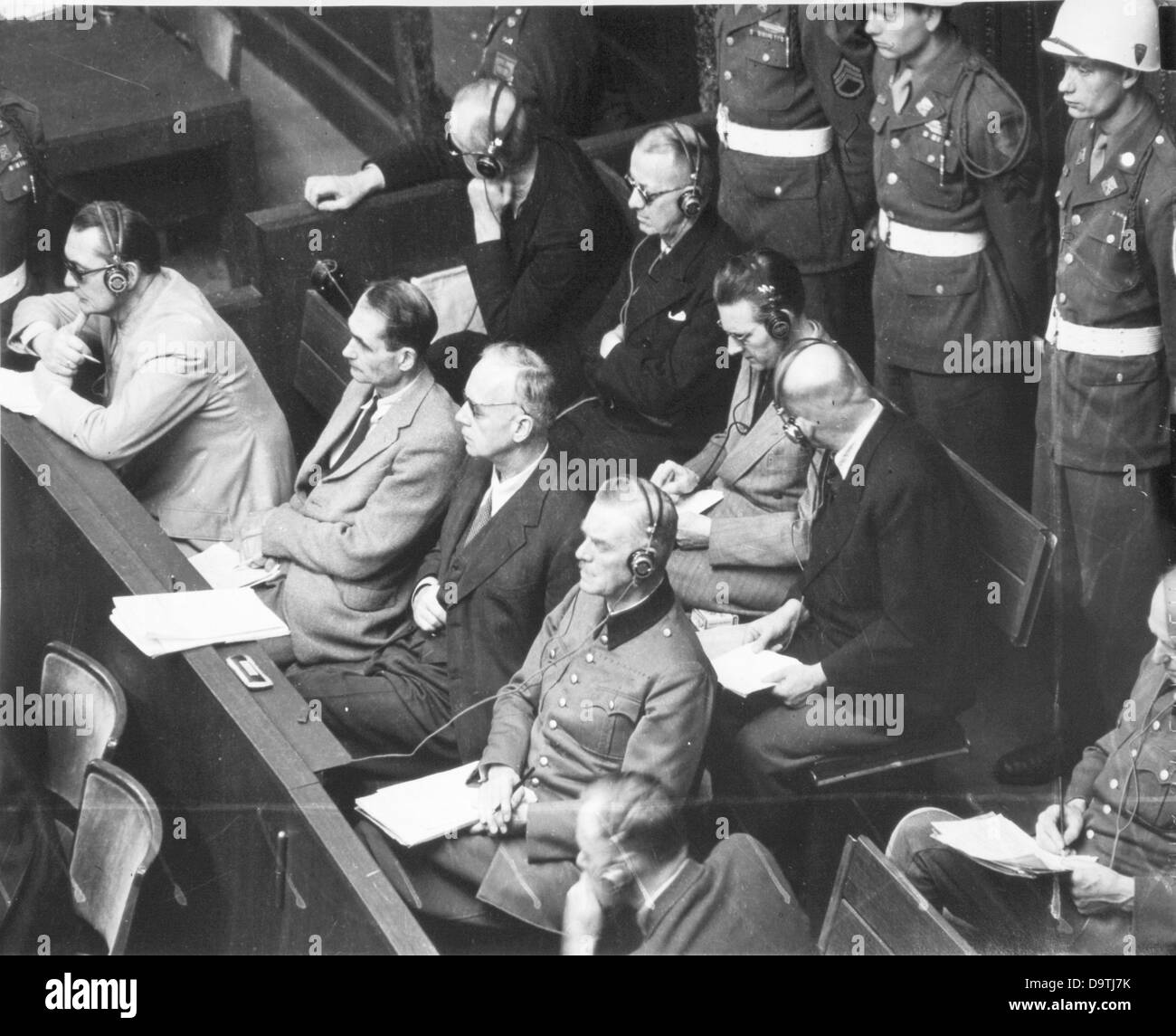 Principali imputati come criminali di guerra del regime nazista sono circondati da poliziotti militari al processo di Norimberga nel 1946. La prima riga sotto da sinistra: Hermann Göring; Rudolf Hess, Joachim von Ribbentrop, Wilhelm Keitel. Seconda riga sopra da sinistra: Karl Dönitz, Erich Raeder, Baldur Von Schirach, Sauckel Fritz. Foto: Yevgeny Khaldei Foto Stock