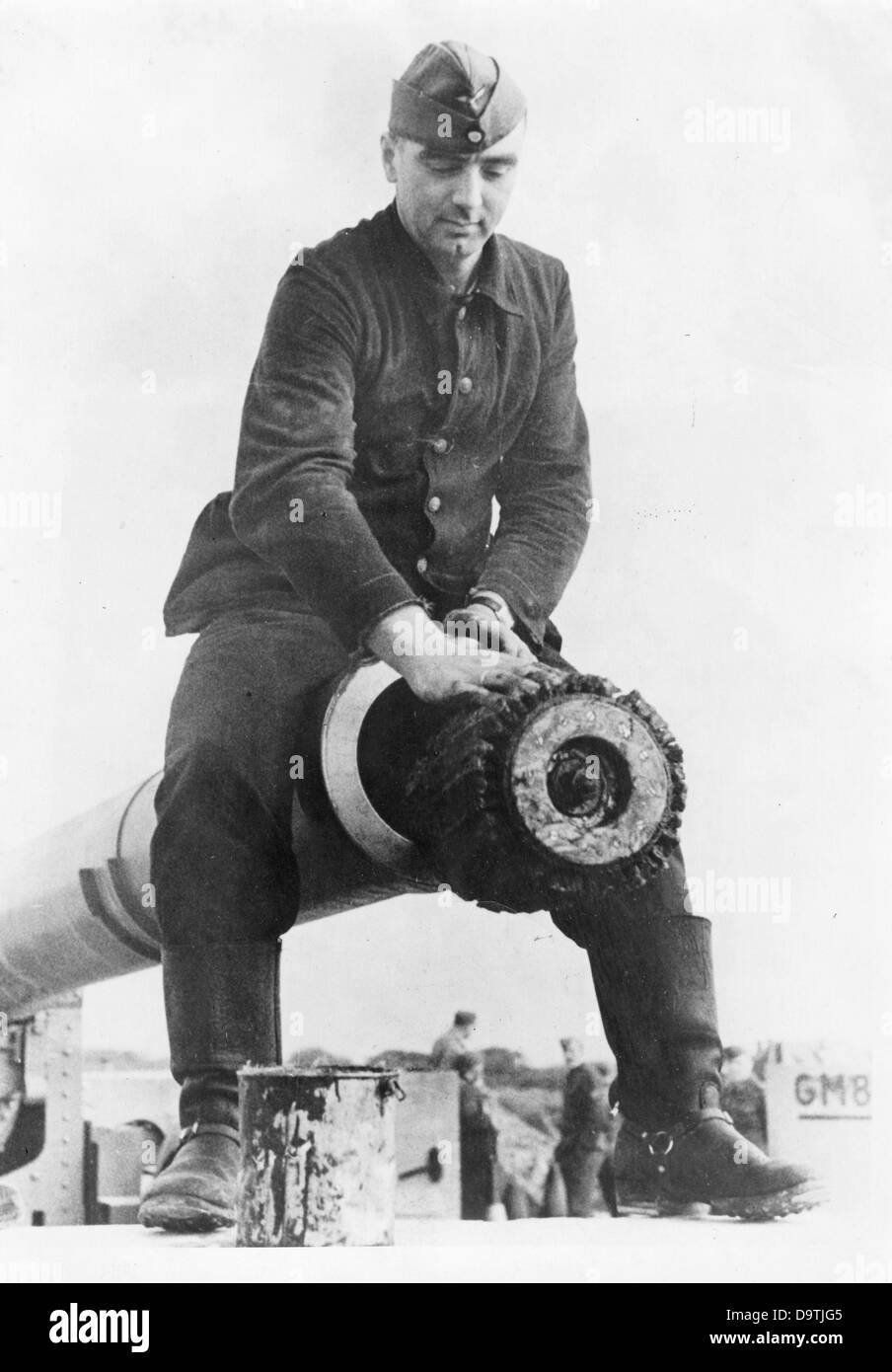 La Propaganda nazista! Sul retro dell'immagine viene visualizzato: 'Preparazione totale. In un dato momento, tutto deve essere in ordine. Ogni scatto deve essere giusto. Qui, una delle nostre armi pesanti è curata. Il tergicristallo è spesso dotato di grasso e, quindi, il tubo può essere lubrificato bene.' Immagine ripresa il 14 gennaio 1944. Luogo sconosciuto. Fotoarchiv für Zeitgeschichte Foto Stock