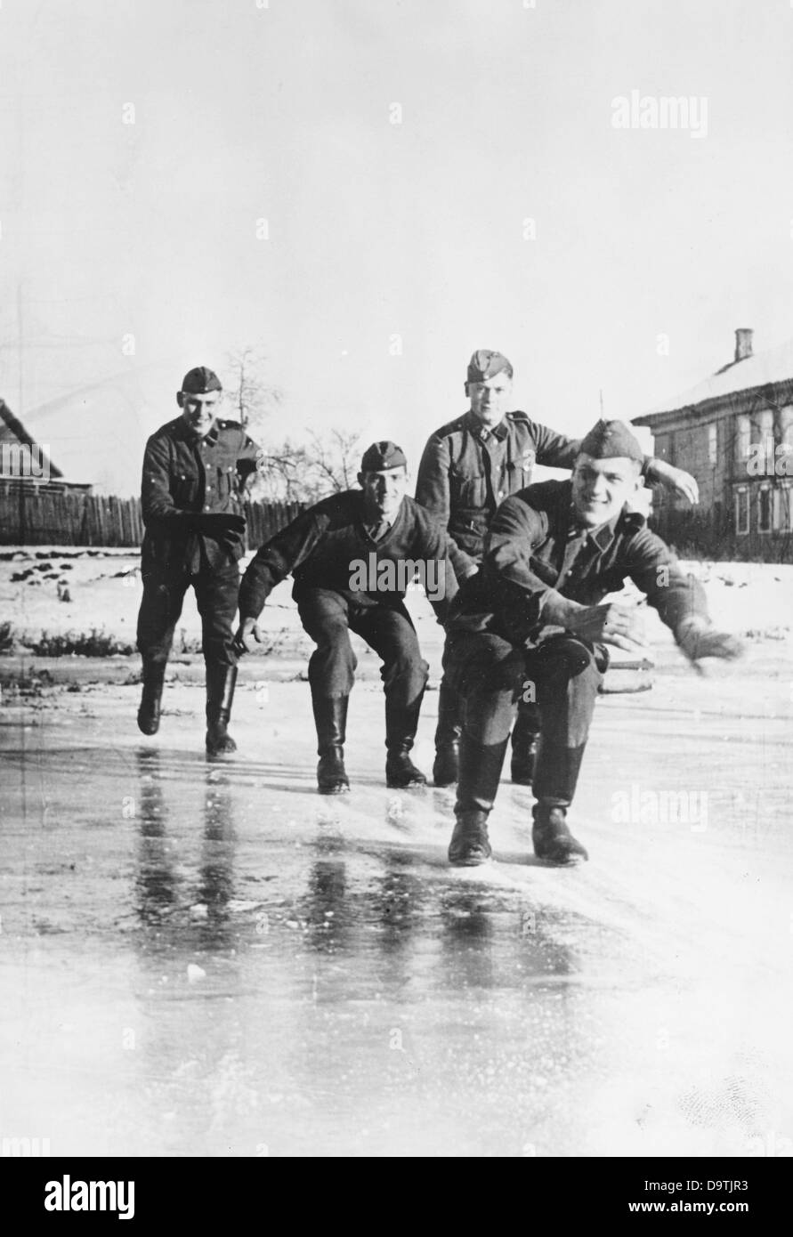 La Propaganda nazista! Sul retro dell'immagine si legge: 'Un piccolo viaggio sul ghiaccio, che è molto divertente e riscalda anche gli uomini della SS Armed.' Immagine dal fronte orientale, 19 dicembre 1941. L'attacco all'Unione Sovietica da parte del Reich tedesco fu concordato nel luglio 1940 e preparato come "operazione Barbarossa" dal dicembre 1940. Il 22 giugno 1941 iniziò l'invasione della Wehrmacht tedesca. Fotoarchiv für Zeitgeschichte Foto Stock