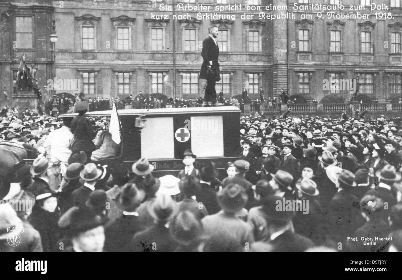 Un lavoratore consegna un discorso dall'alto di un'ambulanza davanti al Palazzo di Berlino, in Germania, poco dopo la dichiarazione della repubblica del 9 novembre 1918. Fotoarchiv für Zeitgeschichte Foto Stock