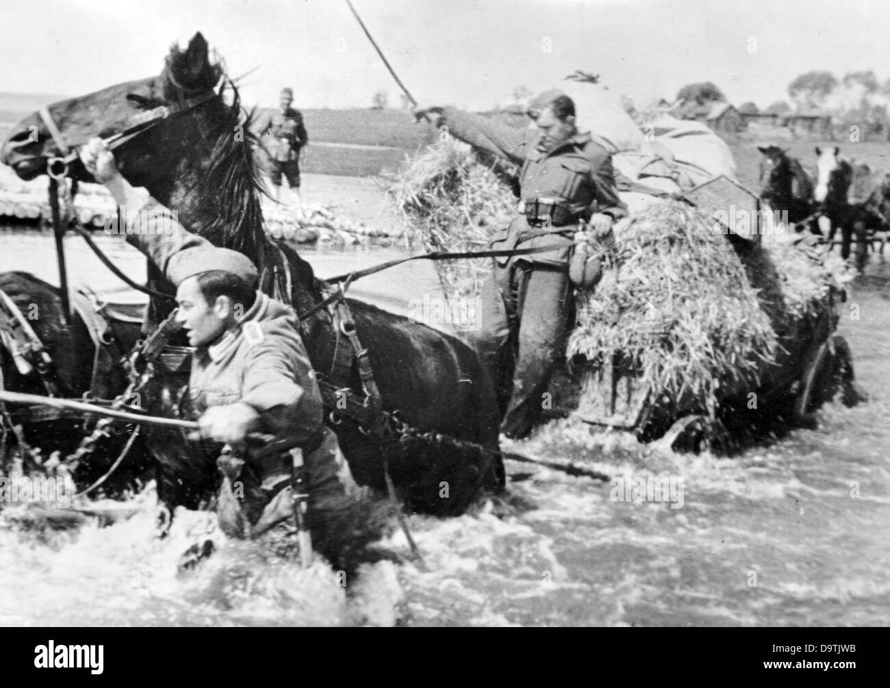 La Propaganda nazista! Sul retro dell'immagine si legge: 'Lotta contro gli elementi. La pioggia continua trasformò i corsi d'acqua sul fronte orientale in torrenti. Tuttavia, i materiali di consumo devono essere avanzati. Senza esitazione, gli uomini attraversano l'acqua schiumosa con i loro veicoli." Immagine dal fronte orientale, 9 luglio 1942. L'attacco all'Unione Sovietica da parte del Reich tedesco fu concordato nel luglio 1940 e preparato come "operazione Barbarossa" dal dicembre 1940. Il 22 giugno 1941 iniziò l'invasione della Wehrmacht tedesca. Fotoarchiv für Zeitgeschichte Foto Stock