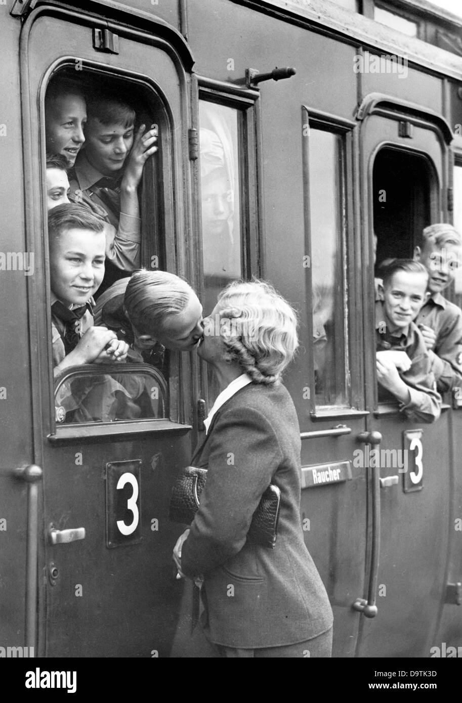 I ragazzi che indossano l'uniforme della Gioventù tedesca guidano verso un campo estivo con un treno della Reichsbahn tedesca nel giugno 1938. Fotoarchiv für Zeitgeschichte Foto Stock