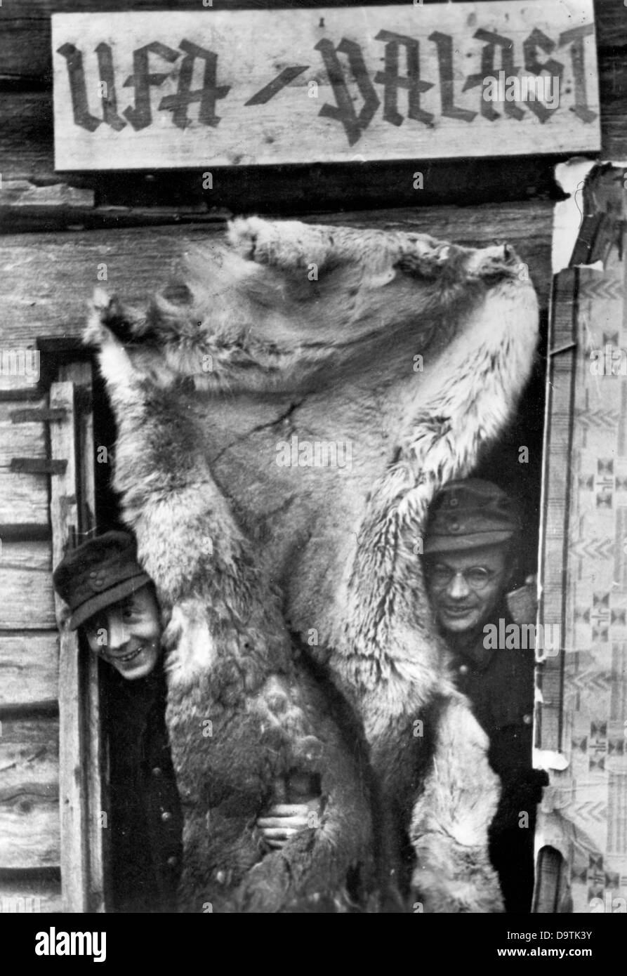 Vista del cinema anteriore nel nord, data e luogo sconosciuti. La Propaganda nazista! Sul retro dell'immagine si legge: 'Un palazzo UFA via in su nel nord. I movimenti delle nostre truppe nell'estremo nord sono programmati senza ruffle e precisamente. C'è anche tempo per il cinema notturno urlare. Anche se il 'UFA Palace' è solo una cabina in legno con una pelliccia di renna davanti alla porta, durante il grido di dimenticare i dintorni primitivi.' Fotoarchiv für Zeitgeschichte Foto Stock