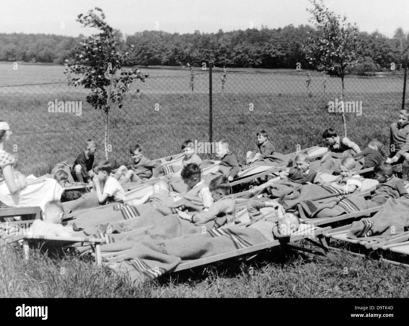 Ragazzi durante una siesta in una casa di riposo dei giovani del NSV (National Socialist People's Welfare). Luogo e data sconosciuti. Fotoarchiv für Zeitgeschichte Foto Stock