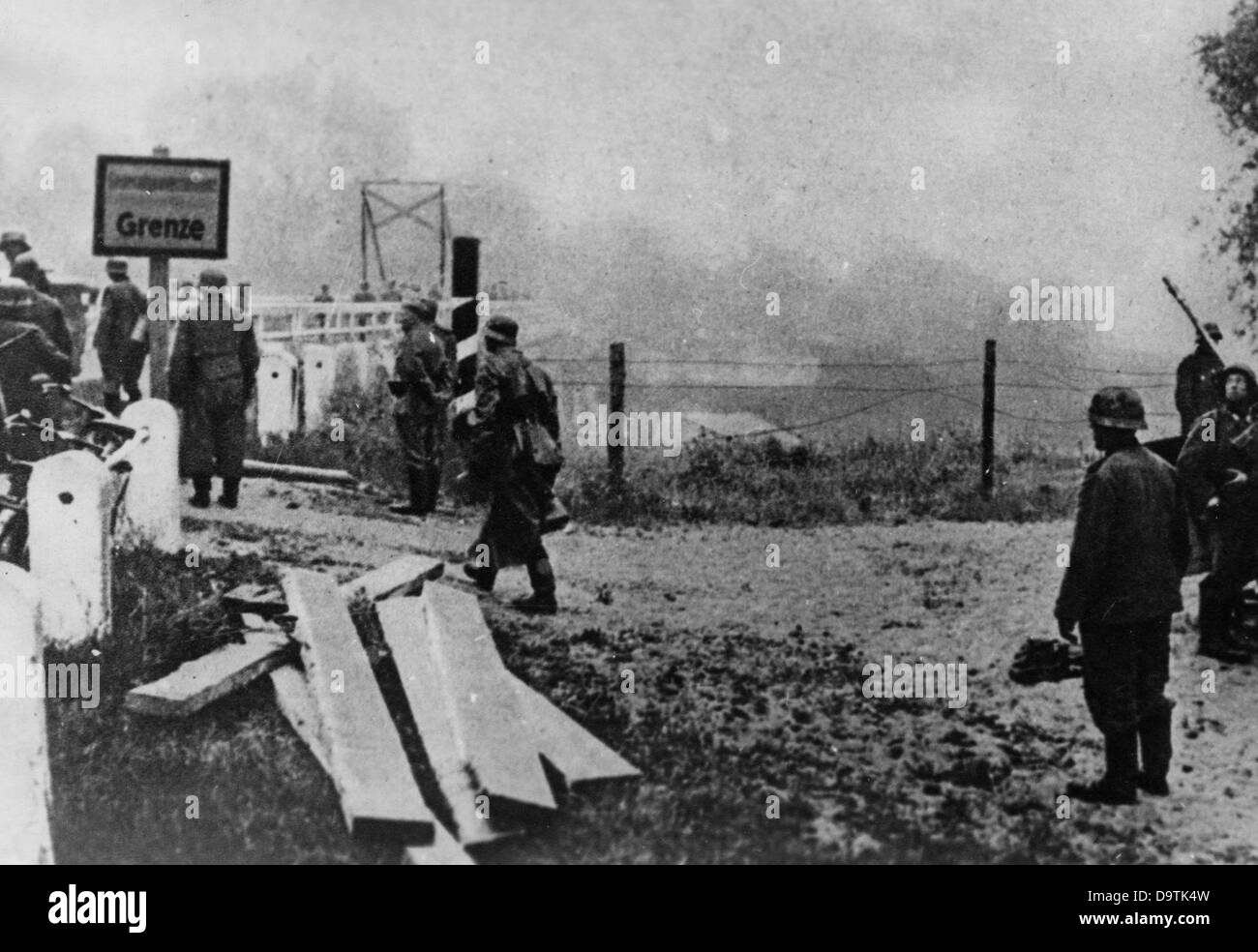 La Propaganda nazista! Sul retro dell'immagine si legge: 'Le prime fotografie delle lotte in Oriente. Le nostre truppe attraversano il confine nelle prime ore del 22 giugno." Immagine dal fronte orientale, 22 giugno 1941. L'attacco all'Unione Sovietica da parte del Reich tedesco fu concordato nel luglio 1940 e preparato dal dicembre 1940 come "operazione Barbarossa". Il 22 giugno 1941 iniziò l'invasione dell'Unione Sovietica da parte della Wehrmacht tedesca. Fotoarchiv für Zeitgeschichte Foto Stock