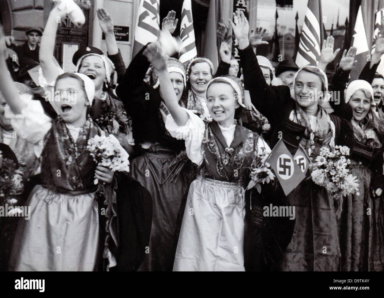 Occupazione dei territori cecoslovacchi (qui Broumov in Cechia) da parte della Wehrmacht tedesca dopo l'accordo di Monaco del 30 settembre 1938. Il testo di propaganda nazionalsocialista del 8 ottobre 1938: "L'invazione delle truppe tedesche nel segmento V. che incoraggiano le donne e le ragazze nella Broumov liberata". Fotoarchiv für Zeitgeschichte Foto Stock
