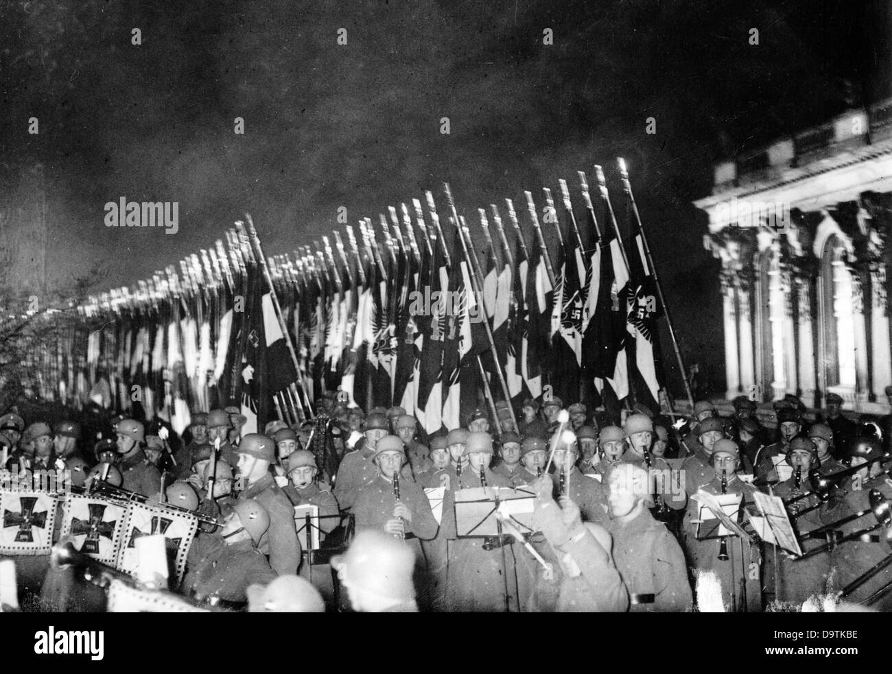 Consacrazione cerimoniale della bandiera della Gioventù Hitler il 24 gennaio 1934 a Palazzo Sanssouci a Potsdam. Fotoarchiv für Zeitgeschichte Foto Stock