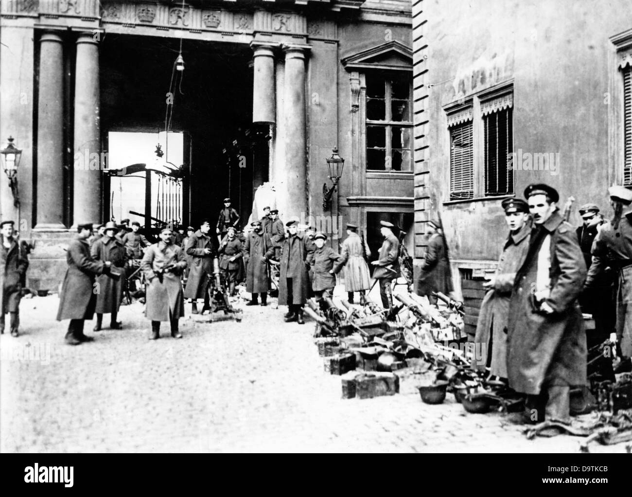 I membri della VolksmarineDivision, una divisione armata di marinai dell'ex Marina Imperiale che sosteneva gli sforzi rivoluzionari a Berlino, sono raffigurati nel cortile del Palazzo di Berlino, in Germania, il 24 dicembre 1918. Fotoarchiv für Zeitgeschichte Foto Stock