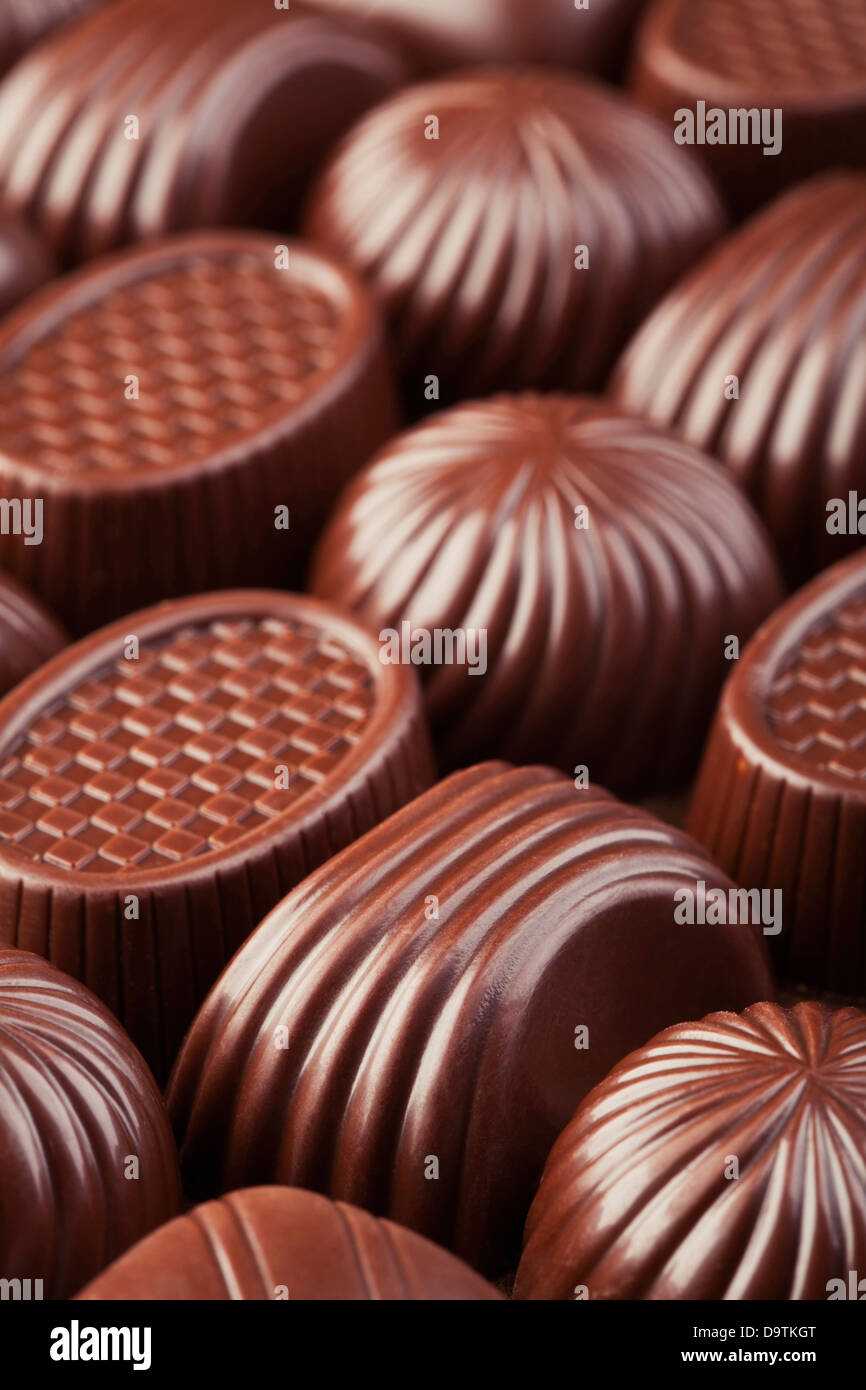 Un assortimento di deliziosi cioccolatini sfondo Foto Stock