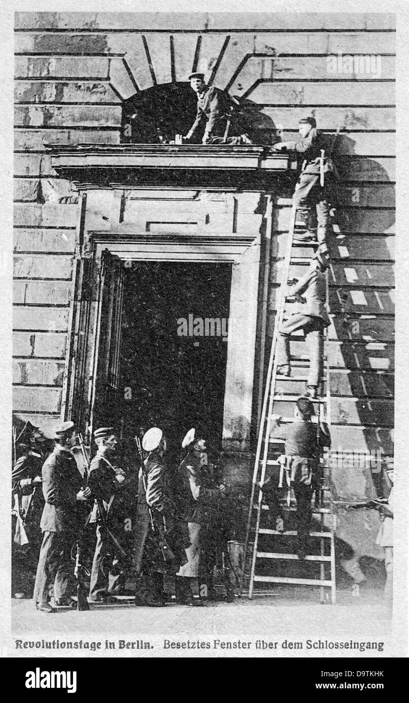 Rivoluzione tedesca 1918/1919: I membri della VolksmarineDivision, una divisione armata di marinai dell'ex Marina Imperiale che sosteneva gli sforzi rivoluzionari a Berlino, occupano una finestra sulla sommità dell'ingresso al Palazzo di Berlino. Data sconosciuta. Fotoarchiv für Zeitgeschichte Foto Stock