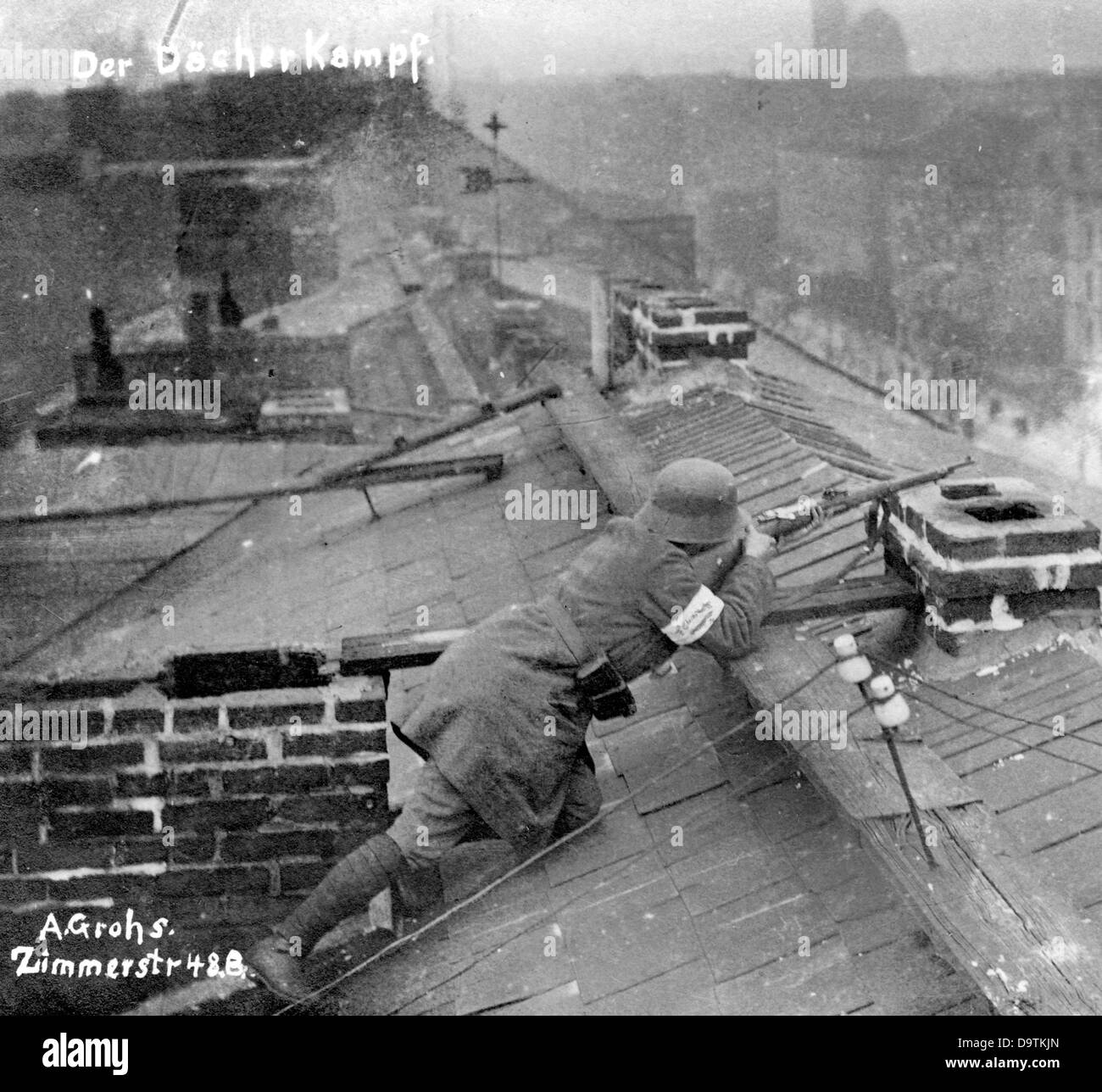 Rivoluzione tedesca 1918/1919: Un soldato di governo (fascia da braccio bianca) è raffigurato in posizione di combattimento a Berlino, in Germania, durante i combattimenti di strada. Data sconosciuta. Fotoarchiv für Zeitgeschichte Foto Stock