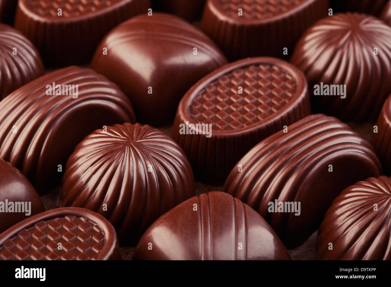 Un assortimento di deliziosi cioccolatini sfondo Foto Stock
