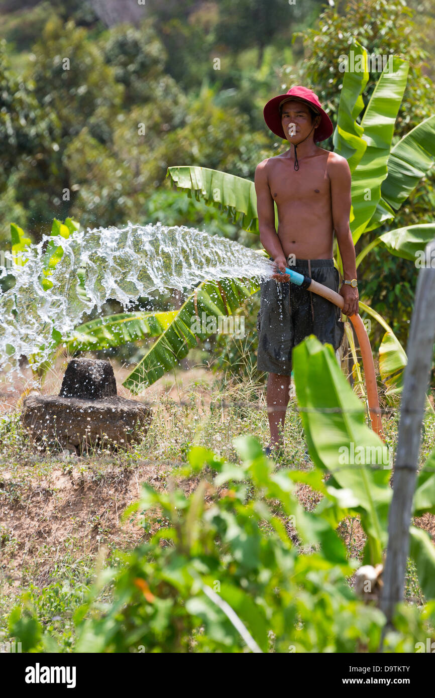 Uomo Impianti di irrigazione in Kampot provincia della Cambogia Foto Stock