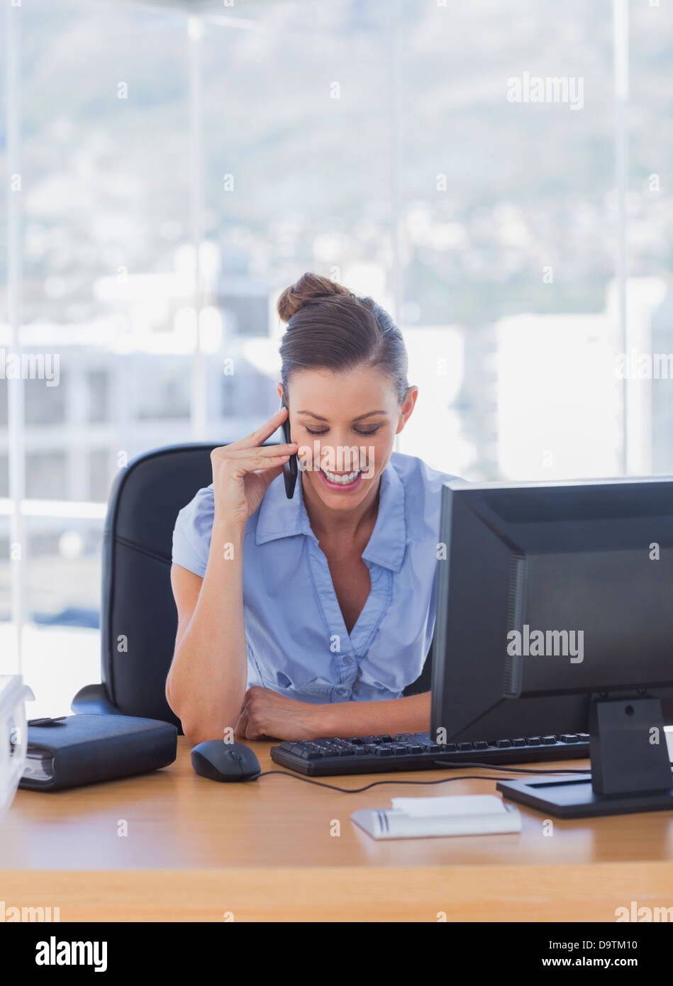 Sorridente imprenditrice chiama Foto Stock
