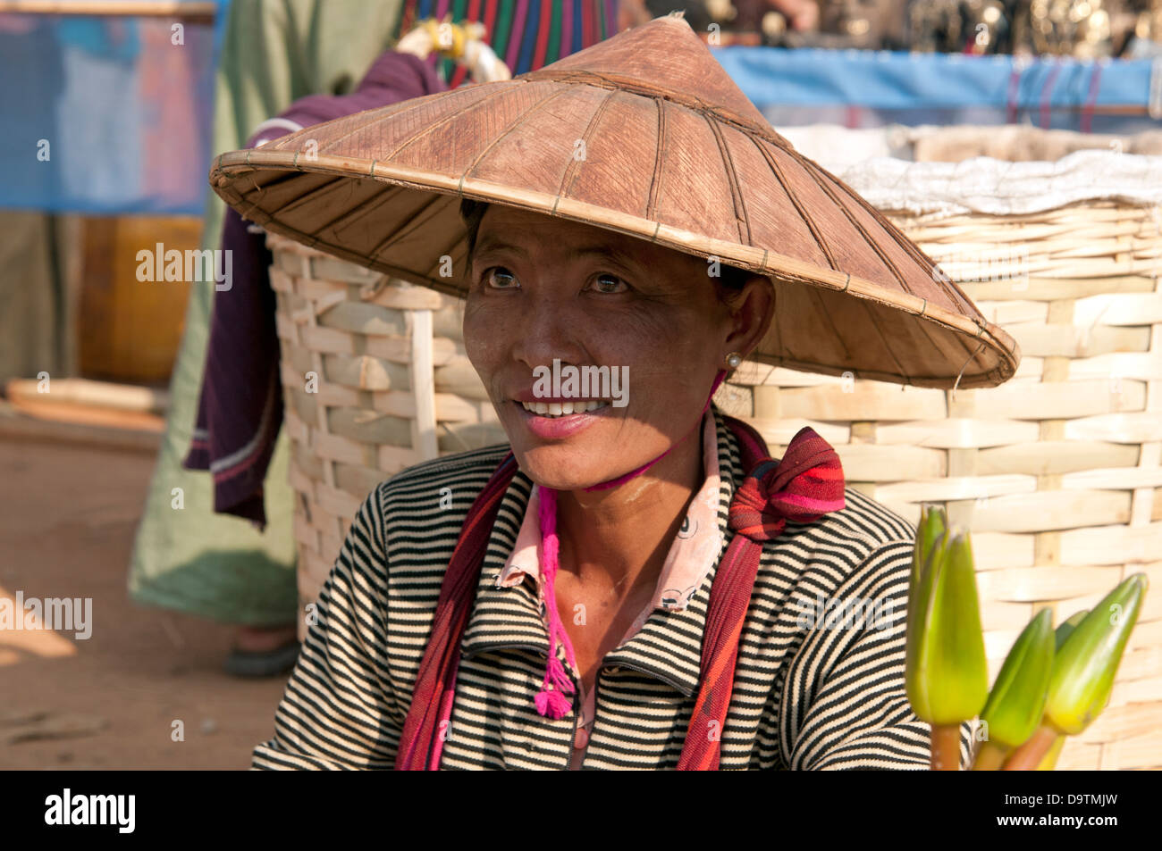 Donna birmano indossando il tradizionale Shan membri hat seduto in un mercato MYANMAR Birmania Foto Stock