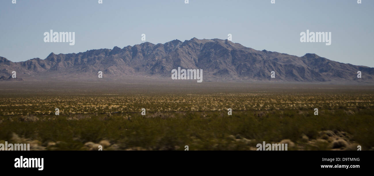 Picchi di montagna in un paesaggio del deserto Foto Stock