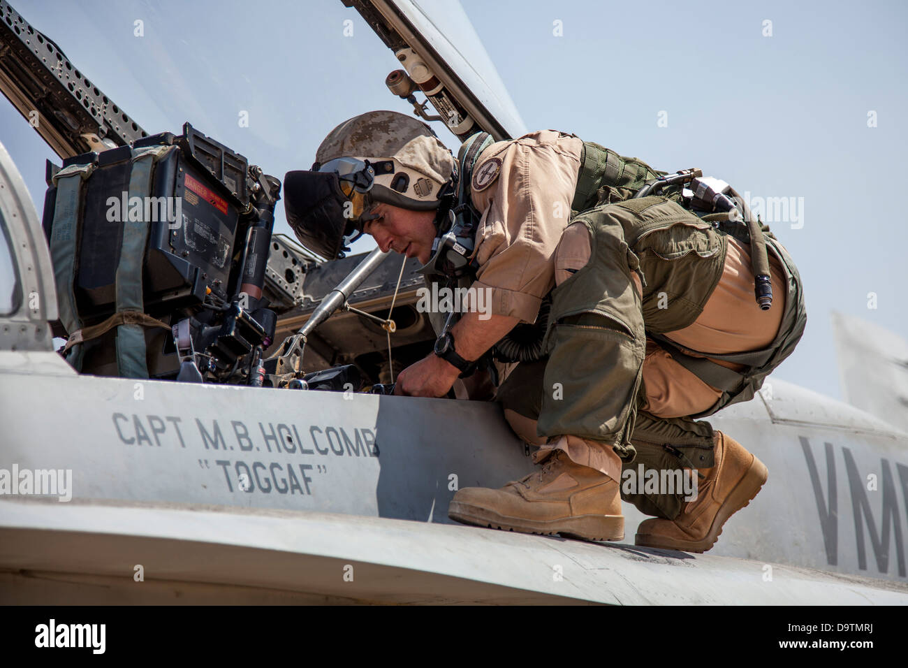 Capitano marino Matteo "Toggaf" Holcomb dal VMFA-115 squadron eseguire la pre-volo controlli sull'F-18 aeromobile prima del decollo. Il Marine Fighter Attack squadron è che operano al di fuori di una formazione di base nel nord della Giordania e sta eseguendo la formazione e ex Foto Stock