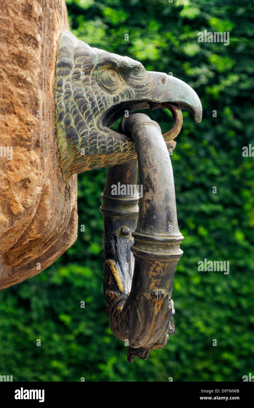 Le pareti esterne di Carlos V palace a la Alhambra decorate con eagle e leoni capi azienda ornati gli anelli in bronzo Granada Foto Stock