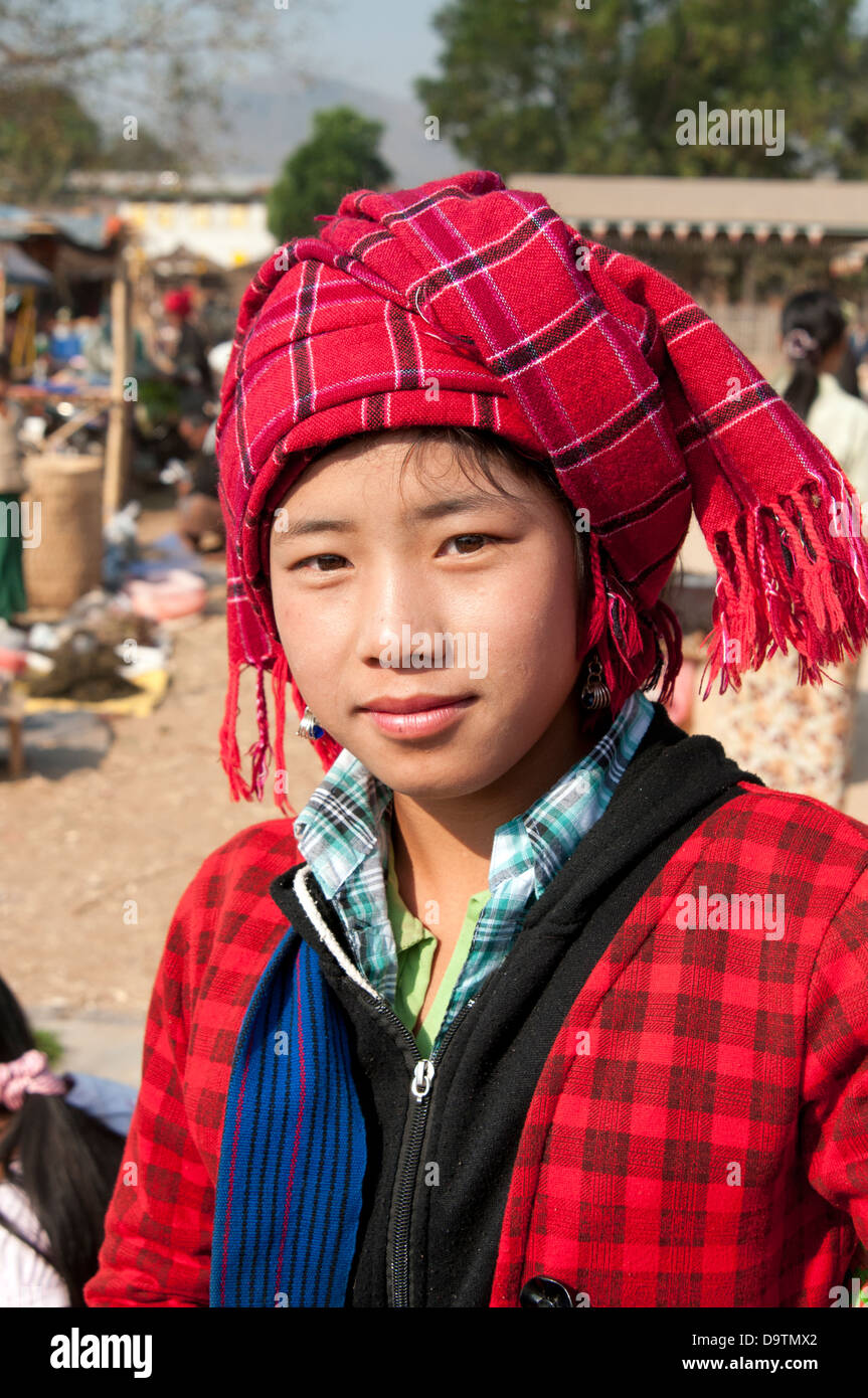 Giovani Pa-O donna che indossa red controllato tradizionale copricapo sorridente con la videocamera in un mercato in Myanmar (Birmania) Foto Stock