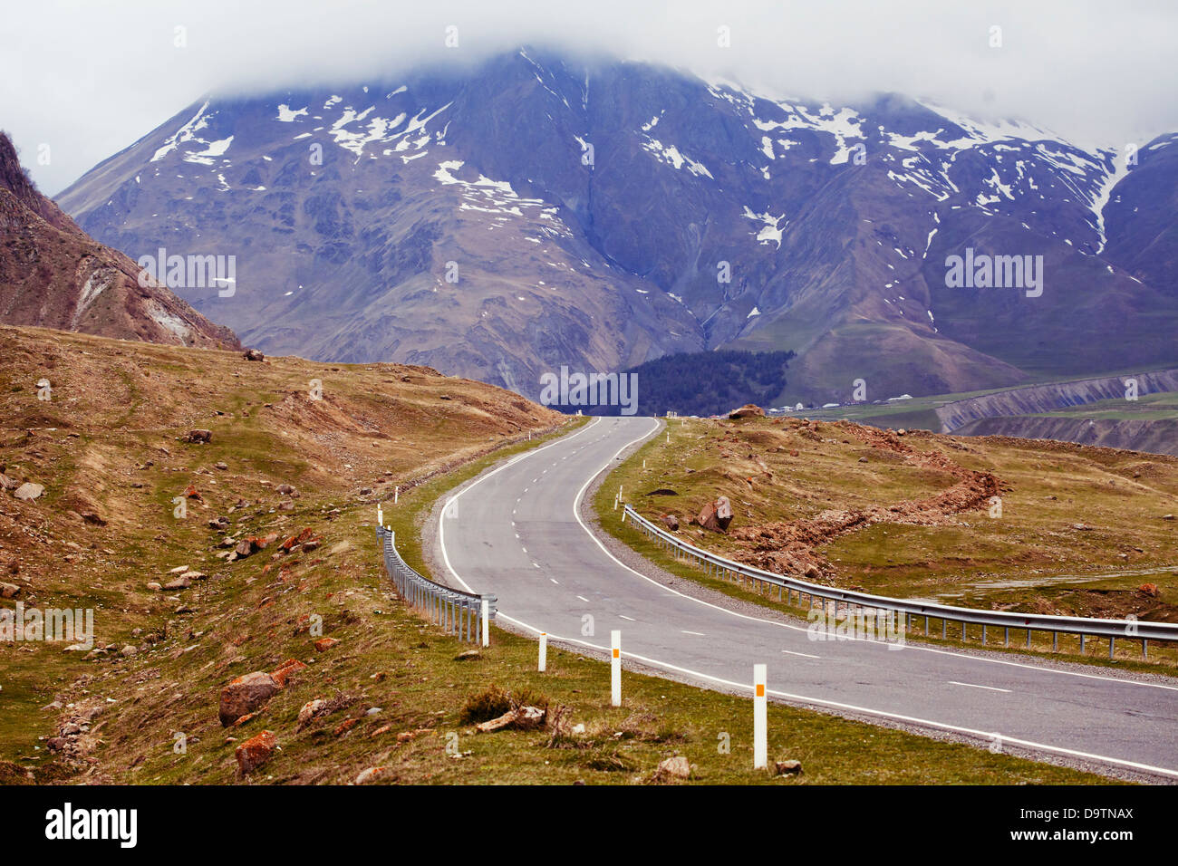 Curve di montagna alta strada asfaltata. Militare georgiano autostrada. Foto Stock