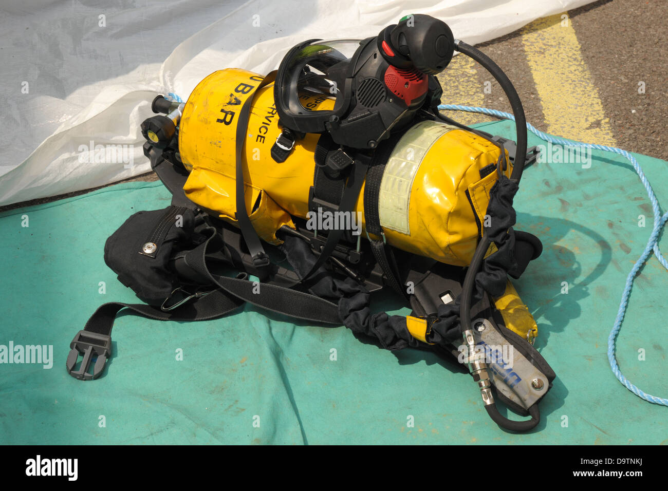 Pompiere dell apparato respiratorio sulla scena di un incidente. Foto Stock