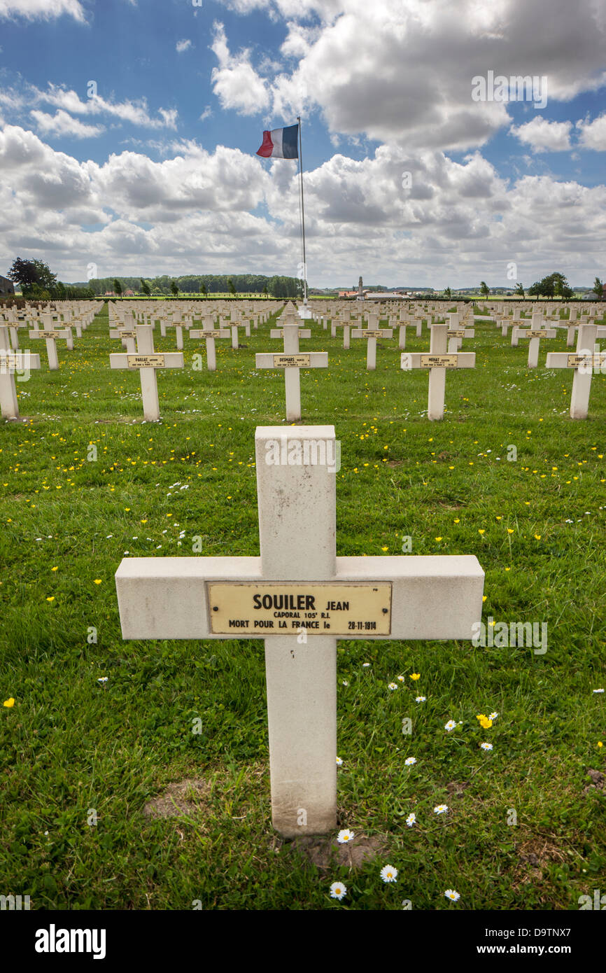 WWI graves al Saint-Charles de Potyze Cimitero Francese per la prima guerra mondiale un soldato in Ieper / Ypres, Fiandre Occidentali, Belgio Foto Stock