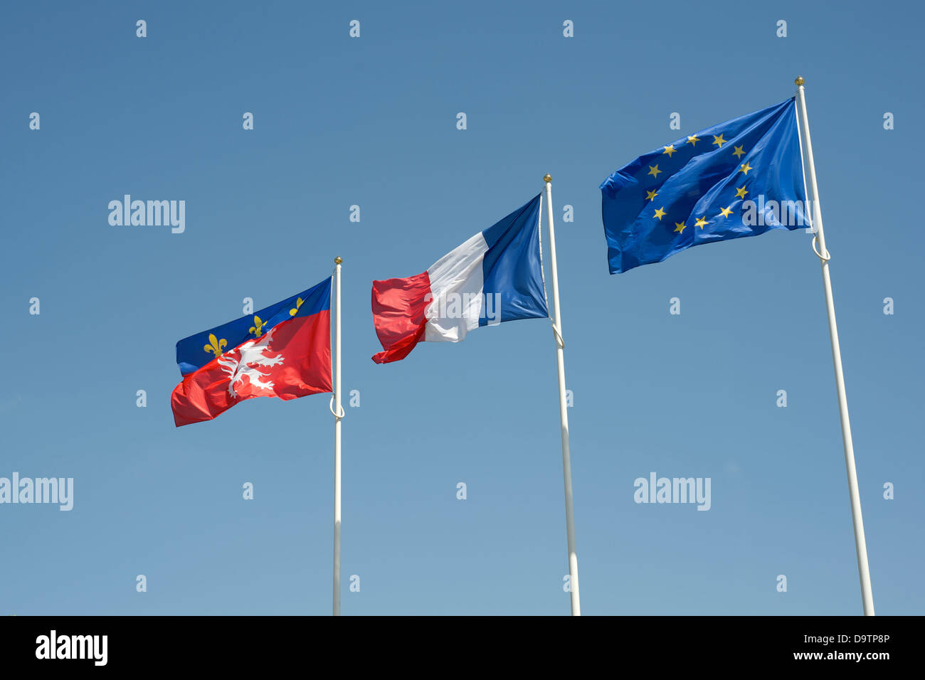 Bandiere di Lione, Francia e l'UE tutti sulla bandiera poli contro un cielo blu chiaro Foto Stock