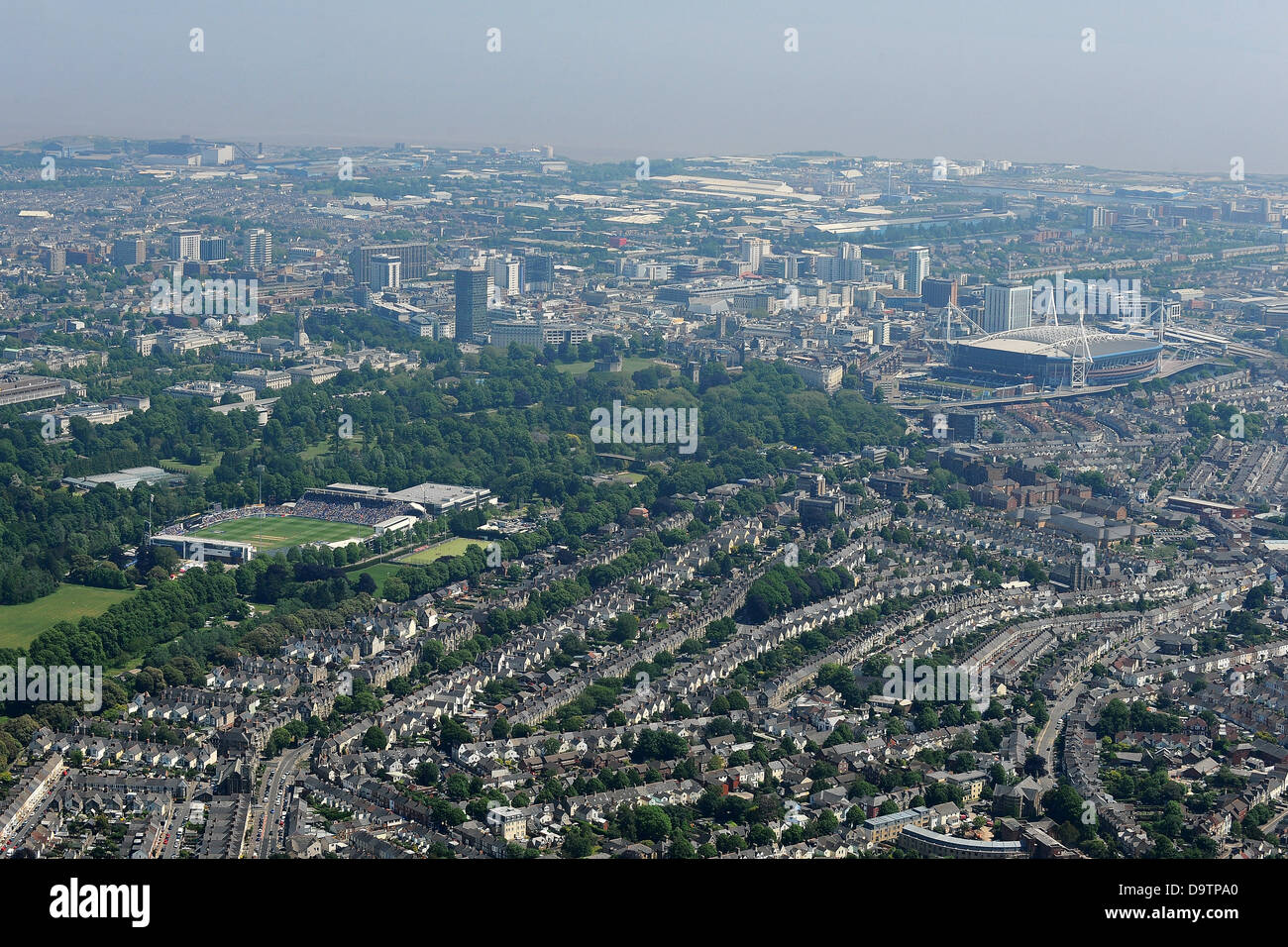 Immagine aerea di Swalec Cricket Stadium e centro di Cardiff e lo stadio Millenium Foto Stock