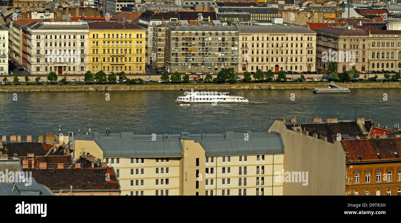 Banchine del fiume Danubio Budapest Ungheria Pest con la nave da crociera Foto Stock