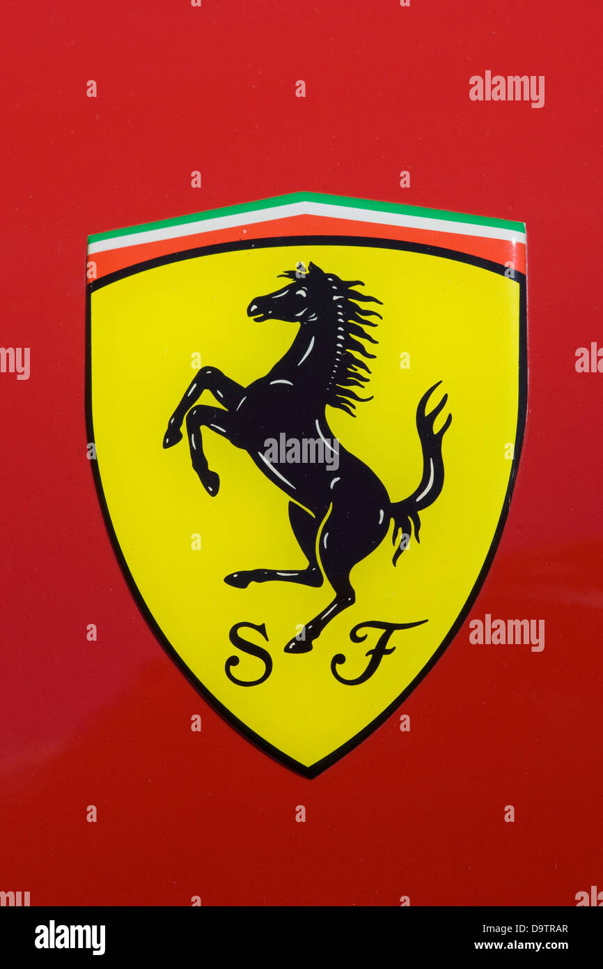 Rosso Ferrari bandiera con la Scuderia Ferrari racing logo dello schermo Foto Stock