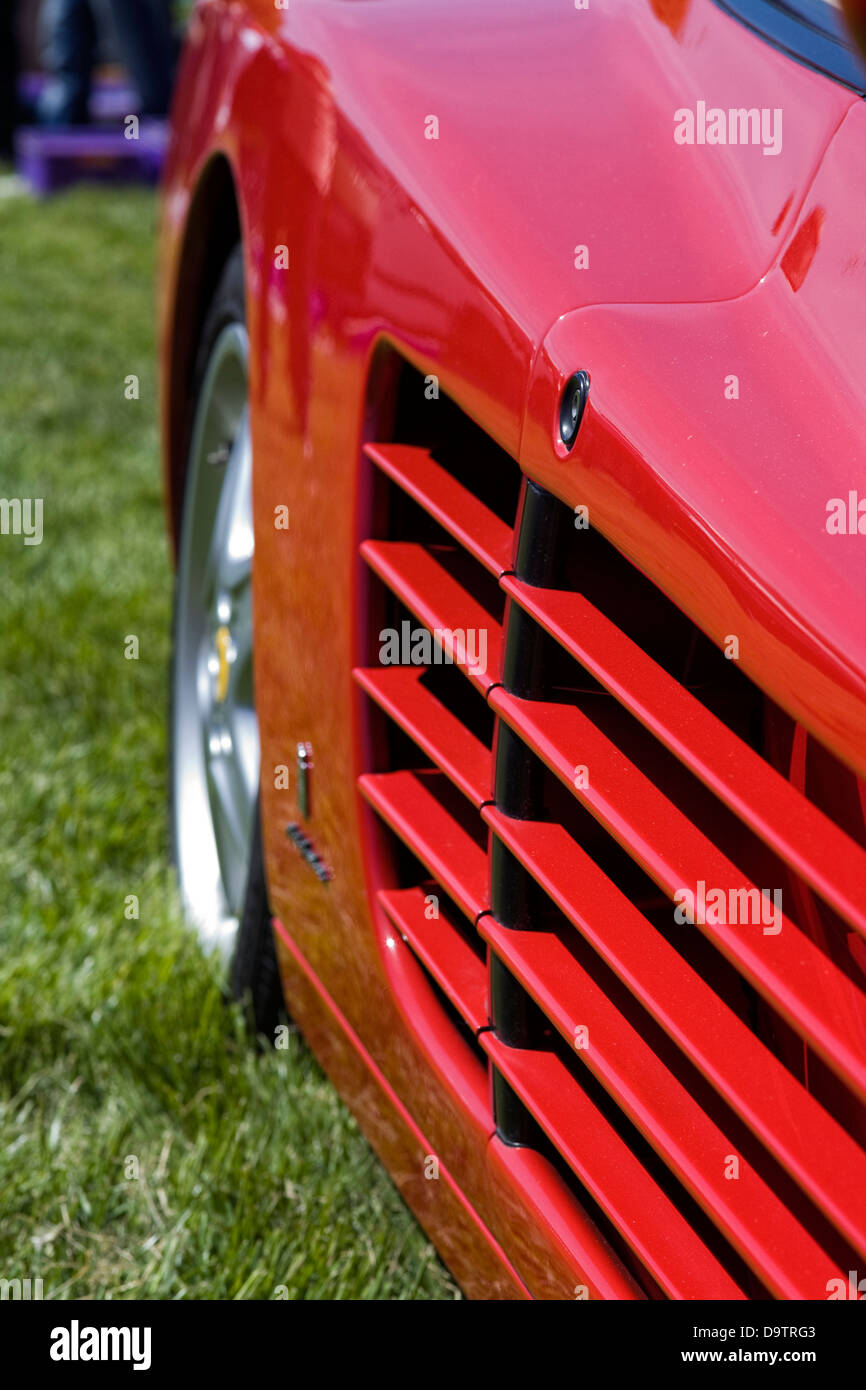 Rosso Ferrari aspirazione laterale sul pannello e passaruota Abstract Foto Stock