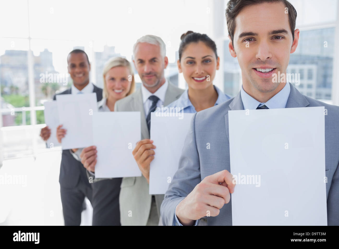 Il team di Business in una linea azienda pagine vuote Foto Stock