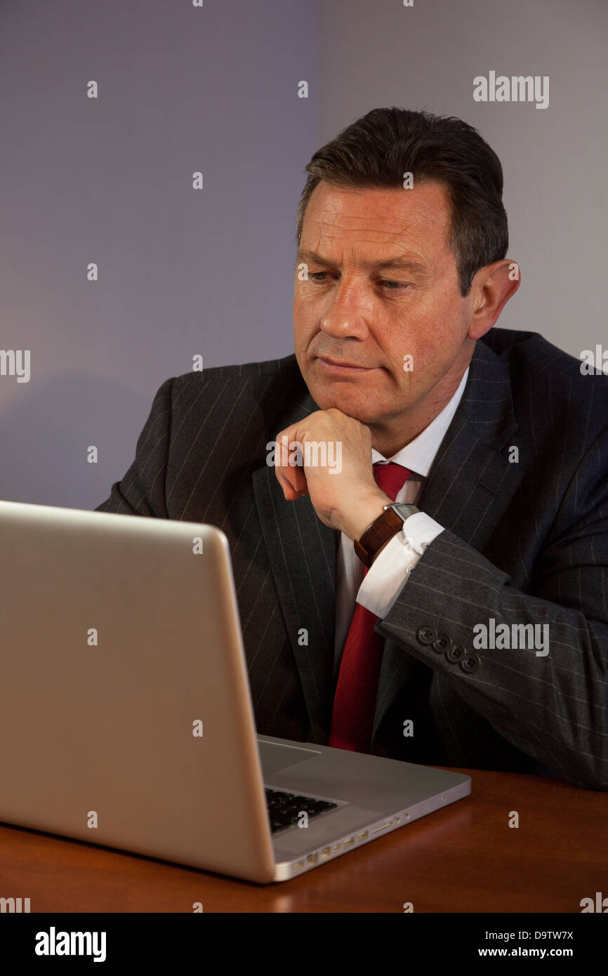 Coppia uomo d affari a una scrivania utilizzando un computer portatile. Foto Stock