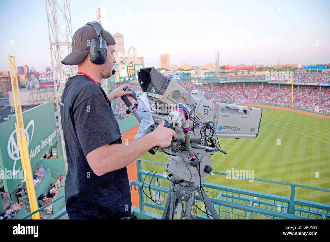 Il cameraman TV germogli Historic Fenway Park Boston Red Sox Boston MA USA 20 maggio 2010 Red Sox versus Minnesota Twins presenze Foto Stock
