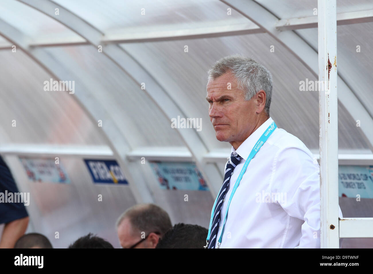 Antalya, Turchia. Il 26 giugno 2013. FIFA U-20 WORLD CUP TURCHIA 2013 AKDENIZ University Stadium, Antalya, Turchia. Il 26 giugno 2013. La figura mostra l'INGHILTERRA U20 Coach Peter Taylor nel scavati-out con il Cile v Inghilterra corrispondono al FIFA U-20 World Cup Turchia 2013 torneo stasera. Credito: Jeff Gilbert/Alamy Live News Foto Stock Antalya, Turchia. Il 26 giugno 2013. FIFA U-20 WORLD CUP TURCHIA 2013 AKDENIZ University Stadium, Antalya, Turchia. Il 26 giugno 2013. La figura mostra l'INGHILTERRA U20 Coach Peter Taylor nel scavati-out con il Cile v Inghilterra corrispondono al FIFA U-20 World Cup Turchia 2013 torneo stasera. Credito: Jeff Gilbert/Alamy Live News Foto Stock
