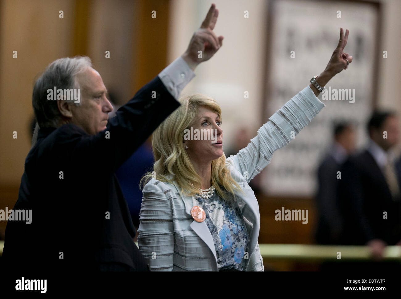 Texas i legislatori di Kirk Watson e Wendy Davis votare contro l aborto controverso disegno di legge. Davis fillibustered il disegno di legge per 11 ore Foto Stock