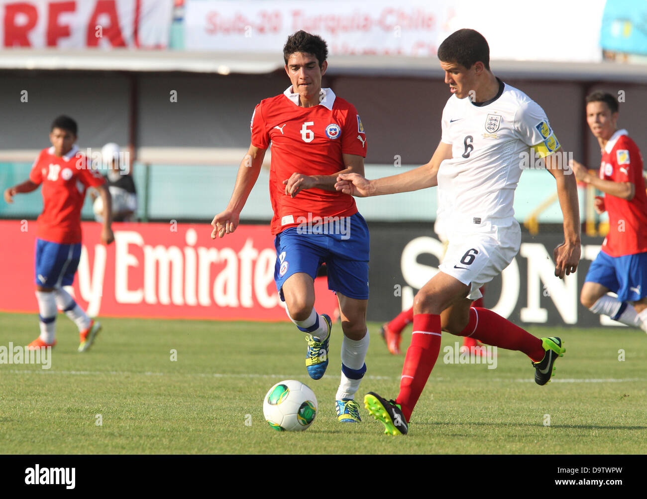 Antalya, Turchia. Il 26 giugno 2013. FIFA U-20 WORLD CUP TURCHIA 2013 AKDENIZ University Stadium, Antalya, Turchia. Il 26 giugno 2013. La figura mostra l'INGHILTERRA U20 No.6 Conor COADY nella partita contro il Cile come parte della FIFA U-20 World Cup Turchia 2013 torneo stasera. Credito: Jeff Gilbert/Alamy Live News Foto Stock