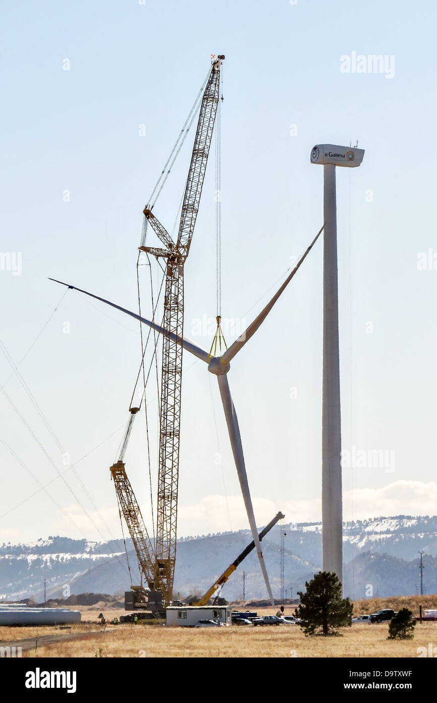 Una gru solleva il gigante lame durante la costruzione della società Gamesa turbina eolica e la navicella presso il National Wind Technology Center Febbraio 8, 2013 in Boulder, CO. Foto Stock