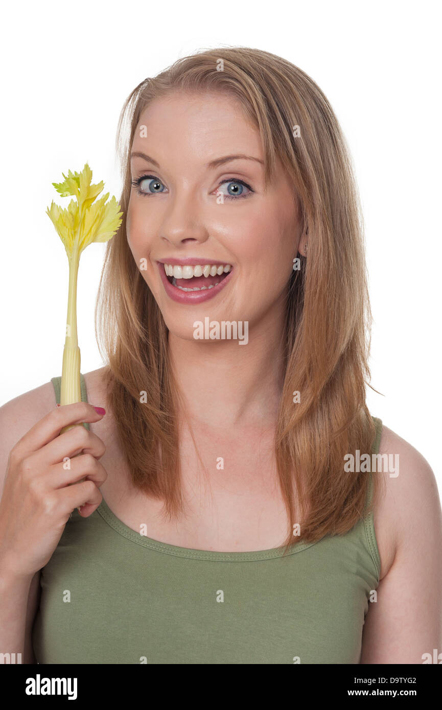 Felice giovane donna con sedano bastone - Concetto di dieta, isolato su bianco Foto Stock