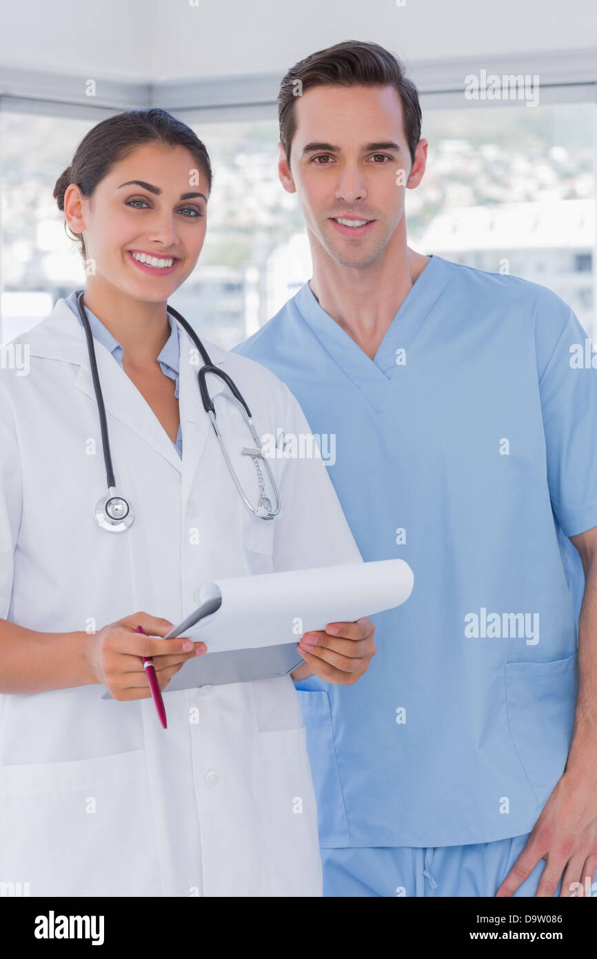 Medico e chirurgo sorridente verso la telecamera Foto Stock