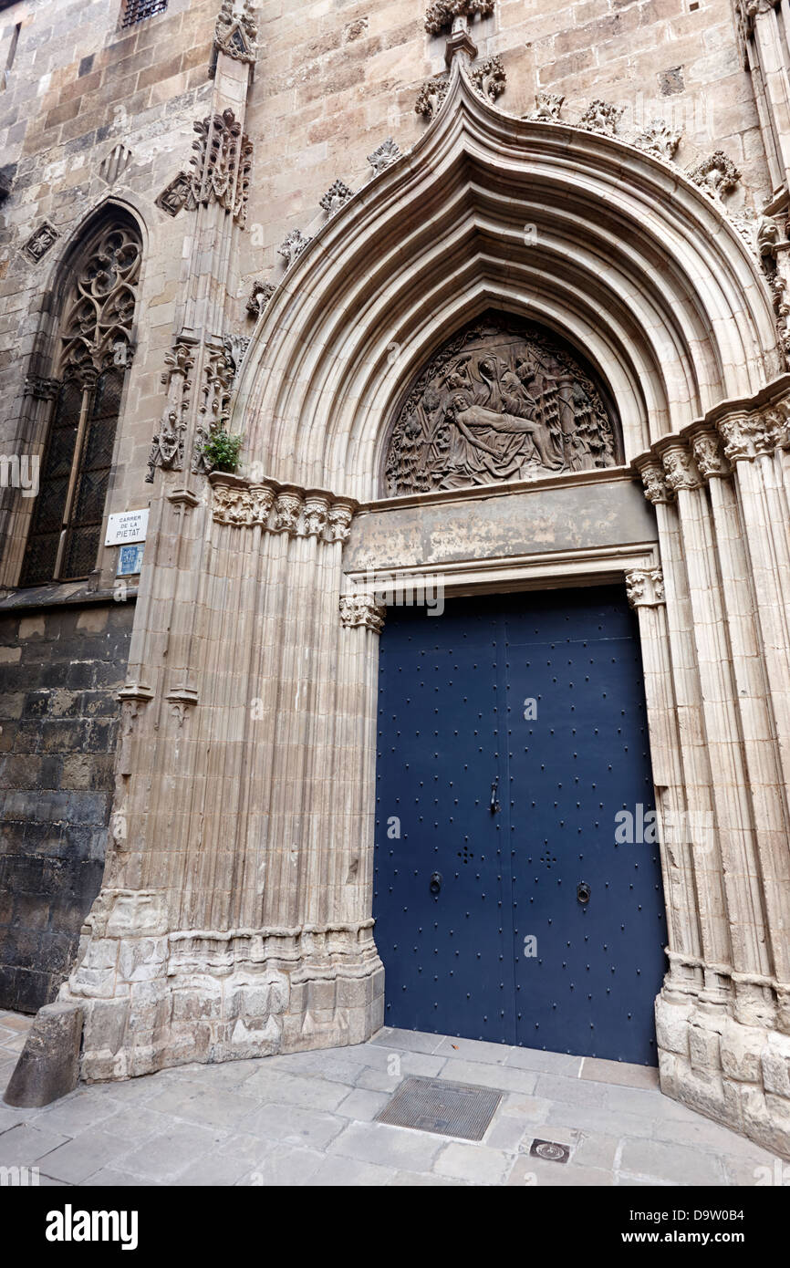 Chiuso il vecchio porta laterale alla cattedrale di Barcellona carrer de la pietat Catalogna SPAGNA Foto Stock