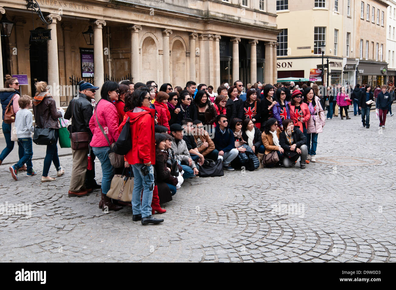 I turisti aventi la loro fotografia scattata a Bath Somerset England Regno Unito Foto Stock