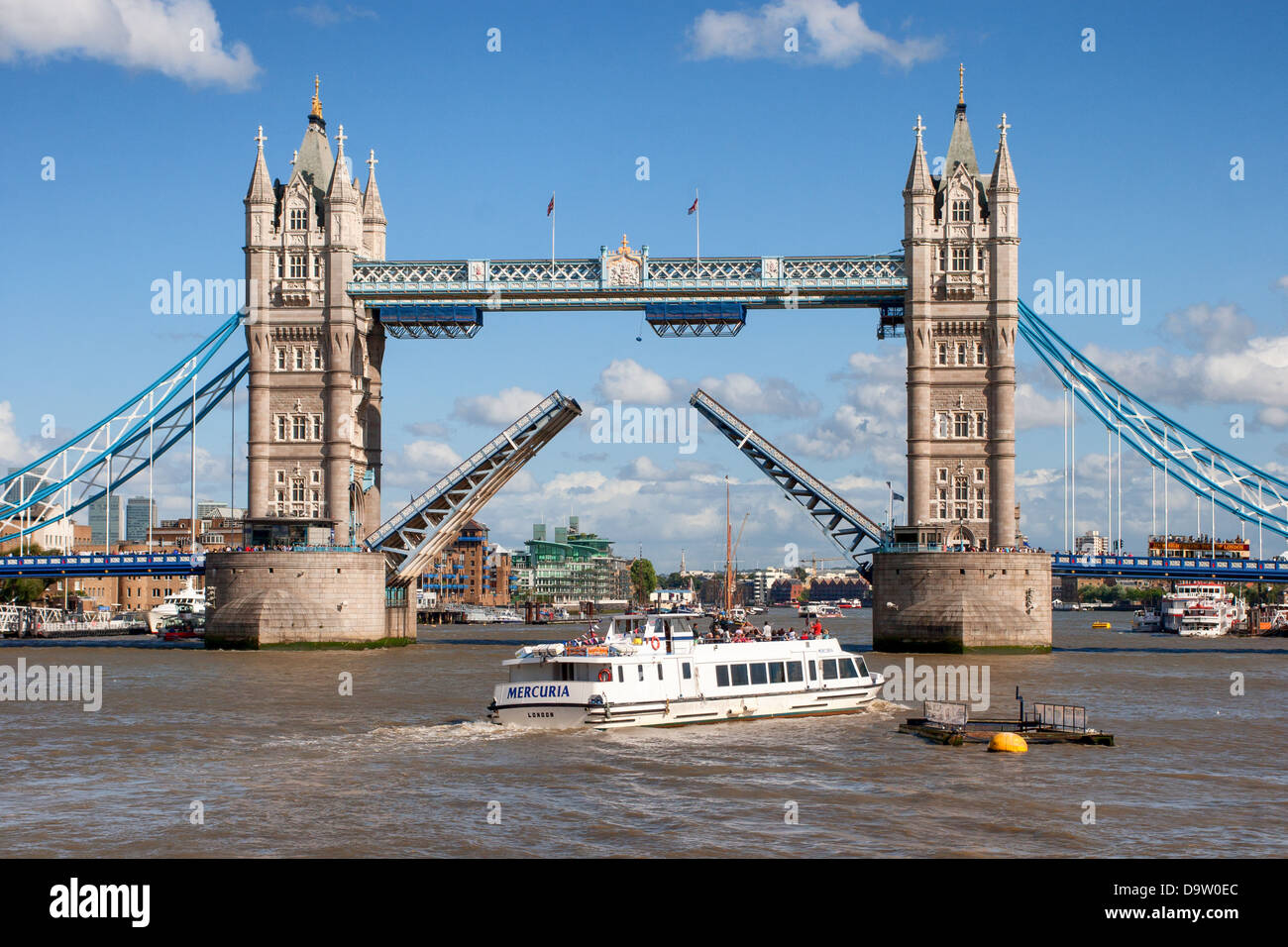 Il Tower Bridge di Londra di essere sollevato per consentire il traffico fluviale attraverso Foto Stock