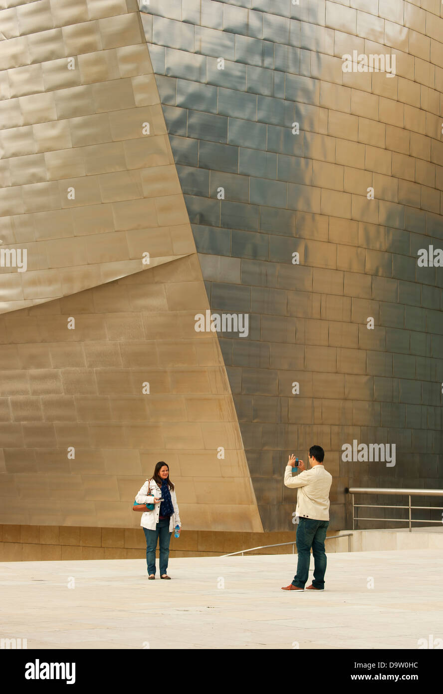 In posa di fronte del Museo Guggenheim, Bilbao, Spagna, Architetto : Frank Gehry Foto Stock