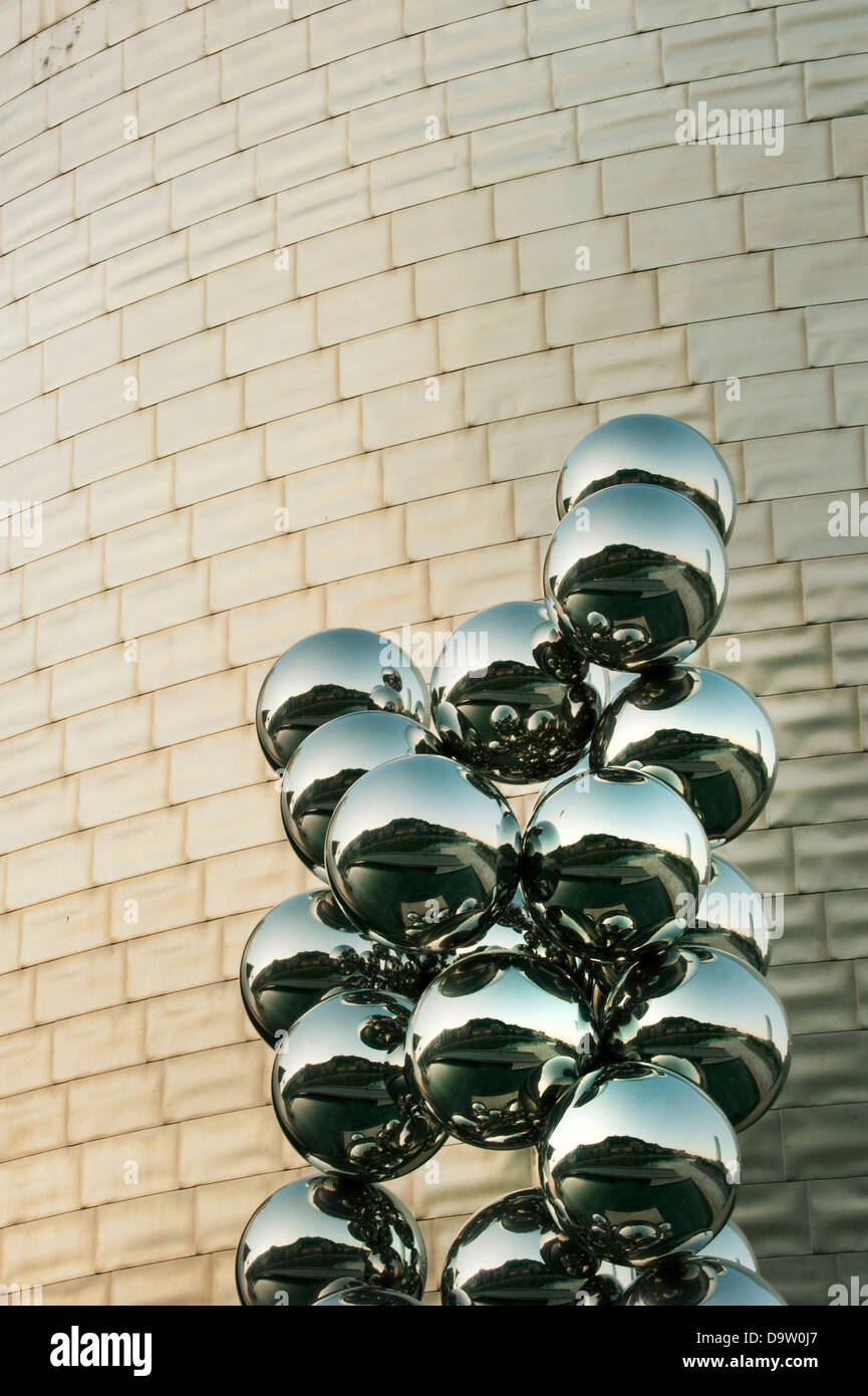 'Tall Tree & l'occhio' scultura di Anish Kapoor, 2009, Museo Guggenheim, Bilbao, Spagna, Architetto : Frank Gehry Foto Stock