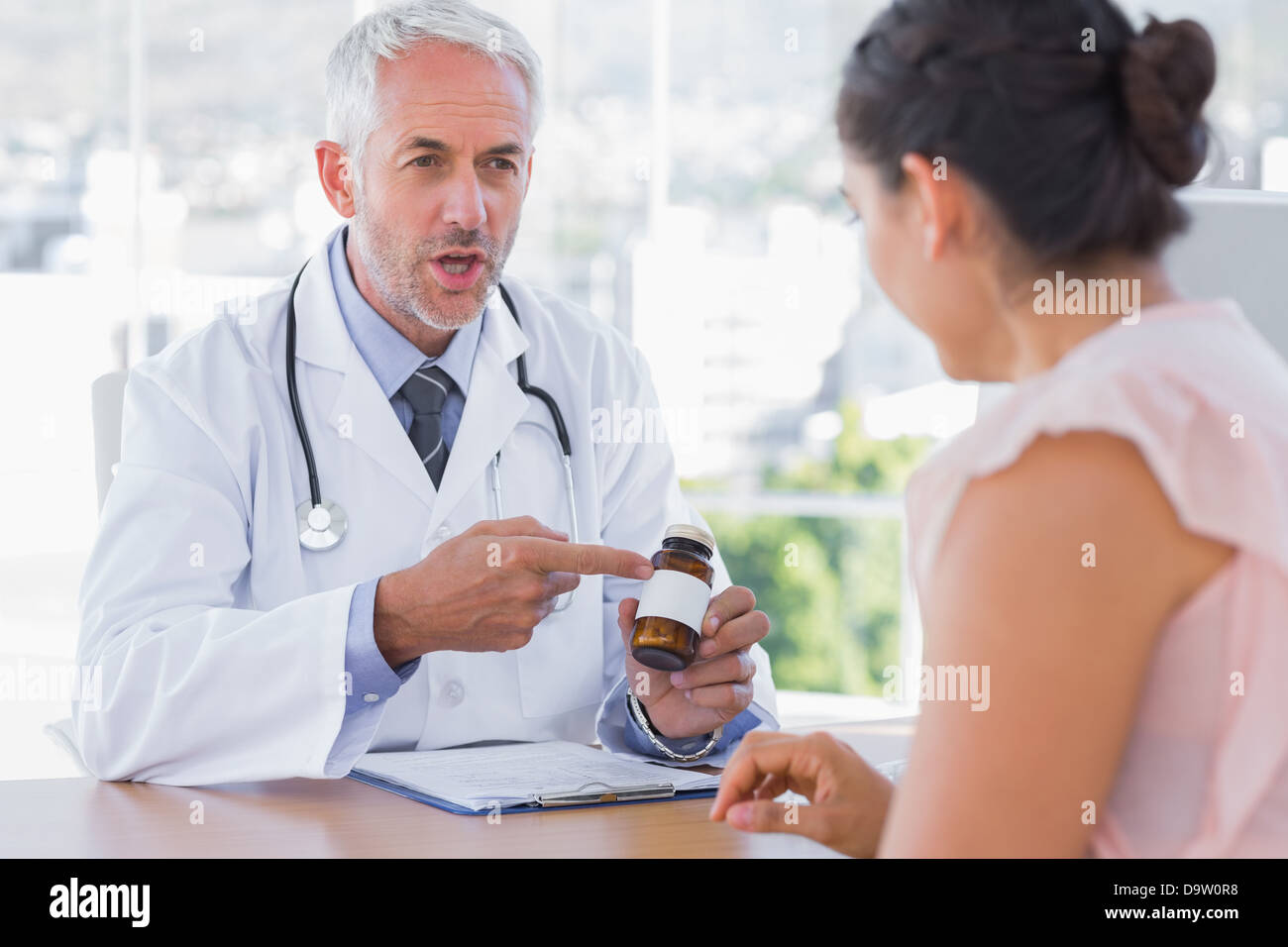 Medico spiegando le pillole per il paziente Foto Stock