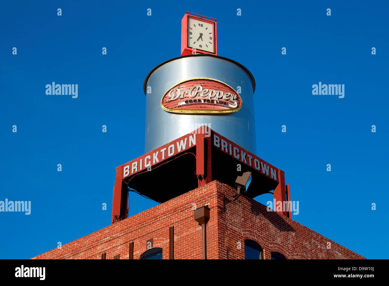 Stati Uniti d'America, Oklahoma, Oklahoma City Water Tower e Dr Pepper segno orologio nel centro cittadino Foto Stock